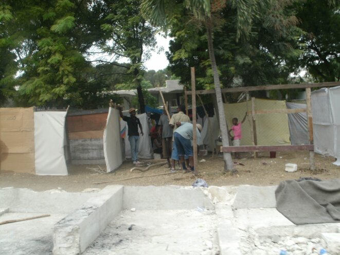 Campement à Pétionville. © Gaby Saget Campement à Pétionville. © Gaby Saget